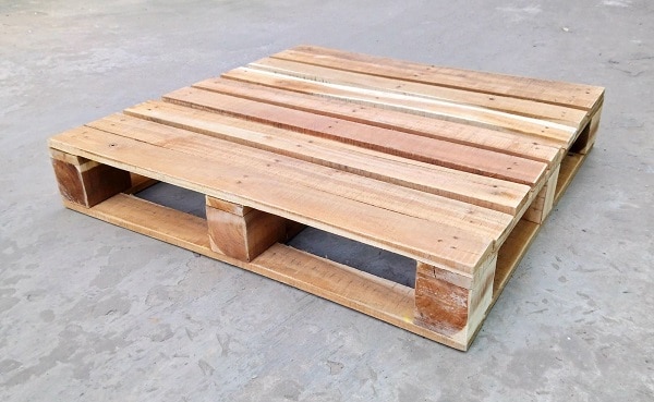 Pallet gỗ sử dụng trong lưu trữ kho hàng